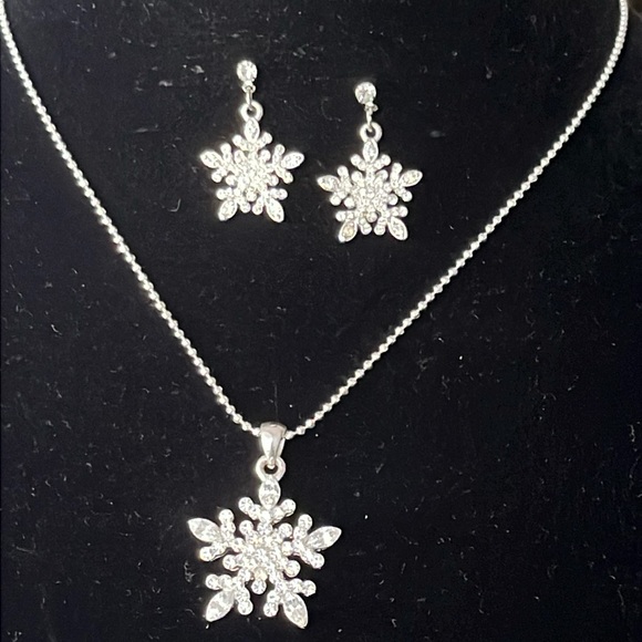 Jewelry - New in box Crystal snowflakes necklace/earrings set
